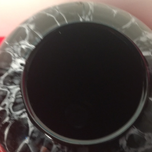 A beautiful black and white vase - Picture 5 of 10